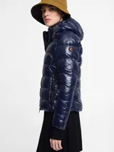 Campera puffer azul marino con capucha desmontable, cuello alto y cierre frontal con cremallera.