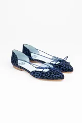 Bailarinas con aberturas laterales, de raso flocado azul noche con estampado animal print. Cuentan con cordón de cola de ratón en el mismo tono, lazada delantera y plantilla de lana intercambiable.