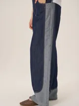 Pantalon de tiro medio alto, corte recto y amplio, con bolsillos delanteros y traseros, detalles de costuras visibles y confeccionado en mezcla de algodón y lyocell.