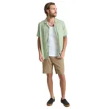 Camisa de manga corta color verde con cuello cubano y cierre frontal con botones. Presenta un diseño estampado a rayas verticales con motivos sutiles.