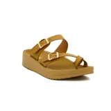 Sandalias de plataforma color tostado con dos tiras ajustables con hebillas metálicas doradas y diseño de dedo.