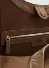 Bolso tipo hobo grande de serraje, color marrón, con dos asas de hombro, forro interior, bolsillo interno y cierre de botón magnético.