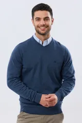Buzo tejido de algodón con cuello en V, de diseño clásico y liviano, ideal para media estación.