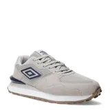 Championes urbanos Umbro de diseño deportivo, color gris claro con detalles en azul marino. Presentan una combinación de paneles de gamuza y malla, con el logo de la marca en el lateral y una suela dentada de color marrón.
