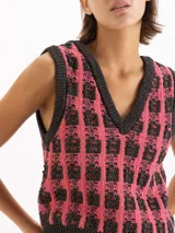 Chaleco de punto jacquard sin mangas, con escote en V y diseño a cuadros en tonos gris y rosado.