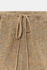 Shorts de tejido rústico en tonos tierra con tiro medio, cintura elástica con cordón de ajuste y detalles de ribetes a tono en los bajos.