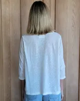 Blusa blanca de lino con escote en V y mangas 3/4.