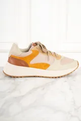 Zapatillas urbanas de cuero color beige, con detalles en amarillo, naranja y marrón.