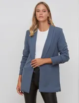 Blazer blanco de crepe, marca BBJ, con cuello solapa, bolsillos delanteros y mangas tres cuartos con frunce. Cuenta con forro interno y diseño abierto al frente.