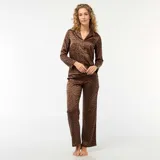 Pijama de dos piezas compuesto por camisa de manga larga con cuello solapa y botones frontales, y pantalón largo de corte recto, ambos con estampado animal print de leopardo en tonos marrones.