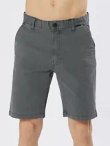 Bermuda de gabardina color azul con bolsillos laterales y traseros.