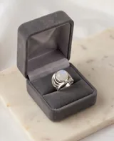 Anillo de plata 925 con diseño de estructura abierta y piedra de la luna central en forma oval.