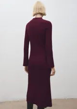 Vestido midi de punto acanalado en color bordó, con cuello perkins, mangas largas acampanadas y diseño entallado.