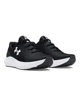 Championes de running Under Armour modelo Charged Surge 4, color negro con entresuela blanca. Presentan parte superior de malla transpirable con superposiciones sintéticas, amortiguación Charged Cushioning en la entresuela y suela de goma resistente.