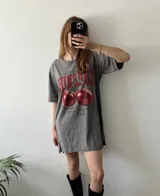 Remerón gris con estampa de cerezas y texto en rojo.