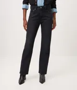 Pantalón de jeans premium azul oscuro de corte recto y cintura media, con bolsillos funcionales, trabillas para cinturón y costuras visibles a contratono. Confeccionado por Marfinno.
