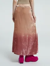 Falda larga de terciopelo de seda con diseño degradado de verde azulado a negro y tajos laterales verticales.