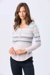 Remera t-shirt de algodón con rayas horizontales en tonos pastel (lila, beige, azul claro y azul oscuro), cuello redondo con botones delanteros y aberturas laterales.