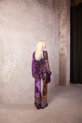 Pantalón de tiro medio con cintura elástica y corte oxford acampanado, confeccionado en tela con estampado multicolor de motivos barrocos y geométricos.