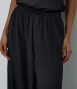 Pantalón modelo aladino de corte holgado, confeccionado en crepé negro. Presenta cintura elástica y puños elásticos en el bajo, con un diseño de volumen tipo globo.