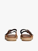 Sandalias Tommy Hilfiger marrones de ante, con doble tira y hebillas plateadas. Suela plana con borde de yute.