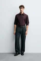 Camisa blanca de manga larga con cuello italiano y cierre frontal de botonadura. Corte regular fit.