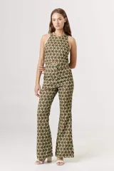 Blusa sin mangas con cuello redondo y estampado geométrico en tonos marrón, verde lima y blanco.