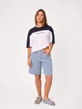 Remera oversize de algodón con diseño en bloques de color blanco y azul marino, manga corta y estampa frontal de la marca Rusty.