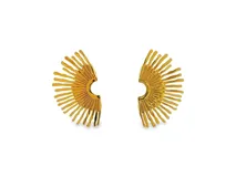 Aros caravanas de metal dorado con diseño escultural inspirado en rayos de sol, con líneas texturizadas y alargadas en forma semicircular.