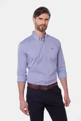 Camisa de manga larga con cuello abotonado y estampa a cuadros en tonos de azul y blanco. Presenta un bolsillo aplicado en el pecho con detalle de bordado y cierre frontal con botones.