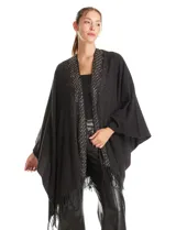Ruana de tejido soft color negro, con detalles de brillos y tachas en los bordes frontales. Presenta una caída fluida y terminación con flecos.