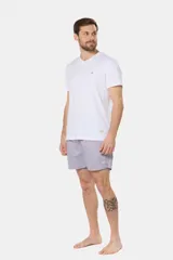 Short de baño de microfibra de secado rápido con diseño a rayas en tonos azul, celeste y rosado, con cintura elástica y cordón ajustable.