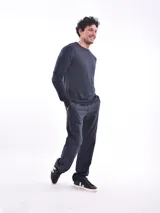 Sweater negro de punto con cuello redondo y mangas largas.