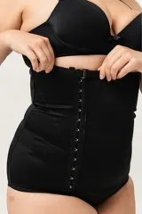 Faja abdominal negra de alta contención, con refuerzo frontal, ganchos reforzados laterales, breteles desmontables regulables y broches en la entrepierna.