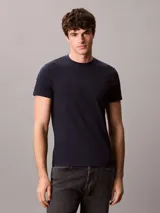 Remera de manga corta Calvin Klein con corte slim, cuello redondo y logo bordado en el pecho. Confeccionada en algodón elástico para un ajuste cómodo y entallado.