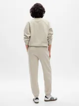 Pantalón deportivo gris melange de corte holgado, con cintura elástica y cordón ajustable.