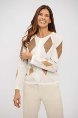 Saco de punto con diseño de rombos en tonos crudo y marrón, con cierre frontal de botones y cuello redondo.