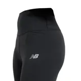 Calza larga de training New Balance Harmony High Rise, color negro con logo reflectivo en la pierna izquierda, de tiro alto y calce ajustado.