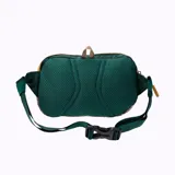 Riñonera Merrell Waistbag color verde oscuro con detalles en celeste, mostaza y beige, confeccionada en nylon ripstop resistente, con múltiples bolsillos y correa ajustable.