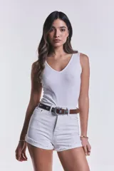 Short de denim blanco de tiro alto, de corte mom fit con dobladillo deshilachado en las piernas.