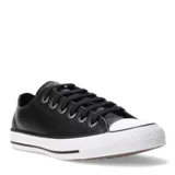 Championes Converse modelo Chuck Taylor All Star de corte bajo, confeccionados en cuero negro con textura granulada. Presentan puntera de goma blanca, ojales metálicos y suela de goma vulcanizada con franja negra decorativa.