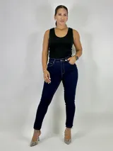 Pantalón de jean chupín color azul oscuro.