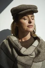 Boina con visera de lana fina uruguaya natural, sin teñir, con diseño de tejido texturizado en tonos beige y marrón.