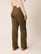 Pantalon de sarga de corte recto y tiro medio, con bolsillos laterales y cierre frontal con boton.