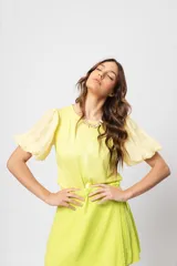 Blusa verde con cuello redondo y mangas cortas abullonadas.