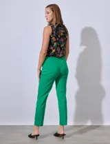 Pantalón de vestir verde esmeralda, de corte recto, con bolsillos laterales y traseros.