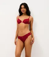 Bombacha tipo bikini de hilo doble, color rojo, confeccionada en encaje floral con laterales medios y bordes delicados.