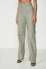 Pantalón de vestir verde claro con estampado a cuadros, corte recto y cierre de cremallera en la cintura.