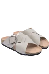 Sandalia de diseño cruzado con hebilla metálica lateral, confeccionada en material sintético con textura y suela de EVA.