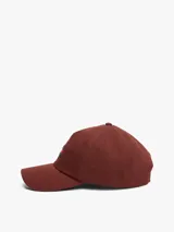 Gorra de béisbol de algodón con visera curva, ojales de ventilación y hebilla metálica de ajuste en la parte trasera. Presenta un parche frontal con el logo distintivo de Tommy Jeans.
